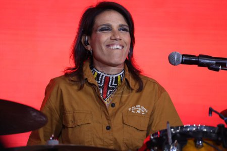 Téléchargez les photos : Sao Paulo (SP), 15 septembre 2023 : Spectacle de la chanteuse Fafa de Belem, au Coala Festival 2023, qui se déroule au Memorial da America Latina, à Sao Paulo. - en image libre de droit