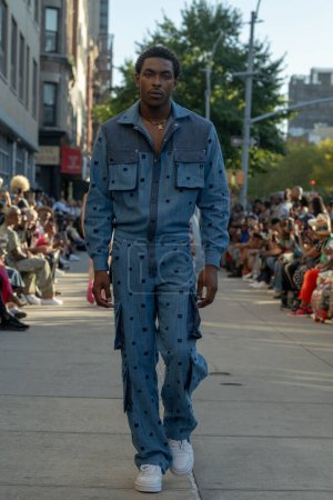 Foto de 16 de septiembre de 2023 - Nueva York, Estados Unidos: Una modelo camina por la pasarela en el Edwing; desfile de moda Angelo en Harlem Street durante la Semana de la Moda de Nueva York septiembre de 2023. - Imagen libre de derechos