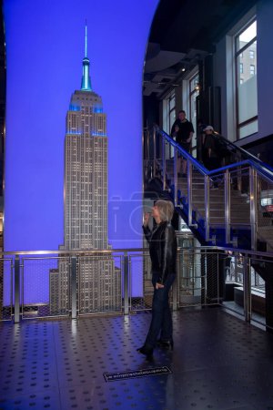 Téléchargez les photos : Jon Bon Jovi allume l'Empire State Building. 15 septembre 2023, New York, USA : Le musicien américain Jon Bon Jovi allume l'Empire State Building pour annoncer un nouveau vaccin en partenariat avec iHEART Radio. - en image libre de droit