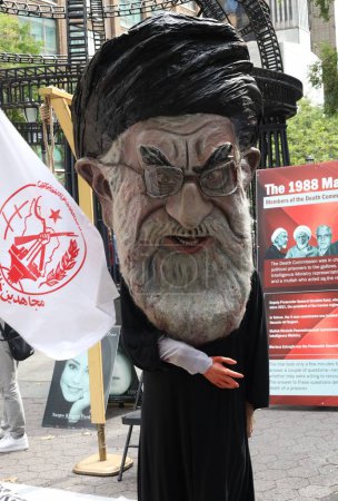 Foto de Rally de Nueva York por el Irán Libre. 15 de septiembre de 2023, Nueva York, Estados Unidos: Algunos iraníes se reunieron en Protest Village frente a la sede de la ONU para participar en el mitin de Nueva York por el Irán Libre - Imagen libre de derechos