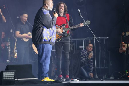 Foto de Sao Paulo (SP), 15 de septiembre de 2023: El cantante Tim Bernardes participa en el espectáculo del cantante Pericles, en el Festival de Coala 2023, que tiene lugar en el Memorial da America Latina, en Sao Paulo. - Imagen libre de derechos