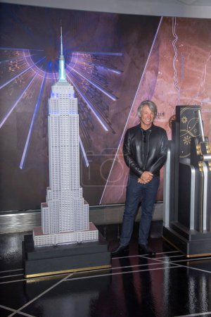 Foto de Jon Bon Jovi Lights Empire State Building. 15 de septiembre de 2023, Nueva York, Estados Unidos: El músico estadounidense Jon Bon Jovi enciende el Empire State Building para anunciar una nueva vacuna en asociación con iHEART Radio. - Imagen libre de derechos