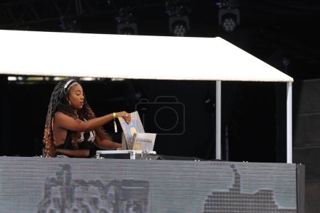 Foto de Sao Paulo (SP), 15 de septiembre de 2023: Espectáculo inaugural de Sao Paulo DJ Lys Ventura trae en sus actuaciones la tradición del DJ como MC a través de su voz y mezcla en vivo, en el Festival de Coala 2023. - Imagen libre de derechos