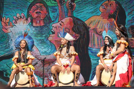 Foto de Sao Paulo (SP), Brasil 16 / 09 / 2023 El grupo Suraras do Tapajos con la participación de Lucas Estrela. La Asociación de Mujeres Indígenas Suraras do Tapajos utiliza Carimbo como herramienta para hacer eco de la voz indígena femenina - Imagen libre de derechos