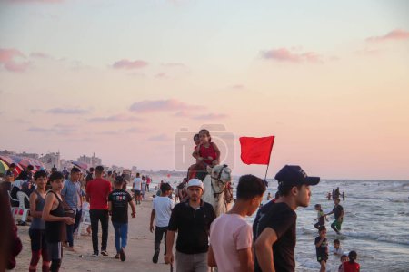 Foto de Los palestinos se divierten en el mar en el puerto de Gaza. 15 de septiembre de 2023 - Gaza, Palestina: Una intensa ola de calor de verano ha sido exacerbada por los cortes de energía causados por el bloqueo israelí. - Imagen libre de derechos