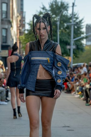 Foto de 16 de septiembre de 2023 - Nueva York, Estados Unidos: Una modelo camina por la pasarela en el Edwing; desfile de moda Angelo en Harlem Street durante la Semana de la Moda de Nueva York septiembre de 2023. - Imagen libre de derechos