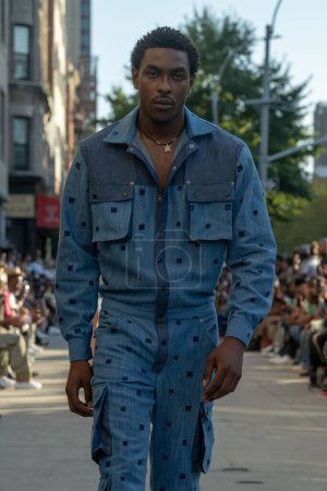Téléchargez les photos : 16 septembre 2023 - New York, États-Unis : Un mannequin marche sur la piste de l'Edwing ; Défilé Angelo sur une rue Harlem lors de la Fashion Week de New York Septembre 2023. - en image libre de droit