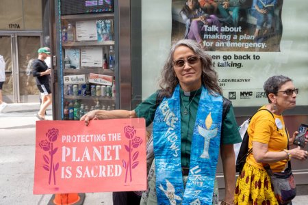 Foto de 17 de septiembre de 2023 - Nueva York, Estados Unidos: Miles marchan en Nueva York para exigir que Biden ponga fin a los combustibles fósiles En medio de las Naciones Unidas Cumbre del Clima. Miles de activistas, grupos indígenas, estudiantes y otros se toman las calles de Nueva York. - Imagen libre de derechos