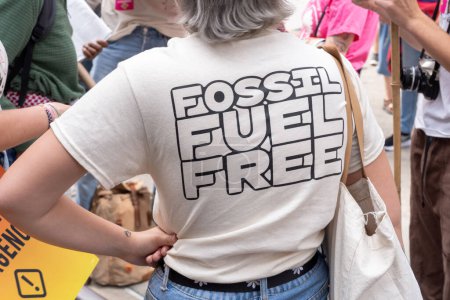 Foto de 17 de septiembre de 2023 - Nueva York, Estados Unidos: Miles marchan en Nueva York para exigir que Biden ponga fin a los combustibles fósiles En medio de las Naciones Unidas Cumbre del Clima. Miles de activistas, grupos indígenas, estudiantes y otros se toman las calles de Nueva York. - Imagen libre de derechos