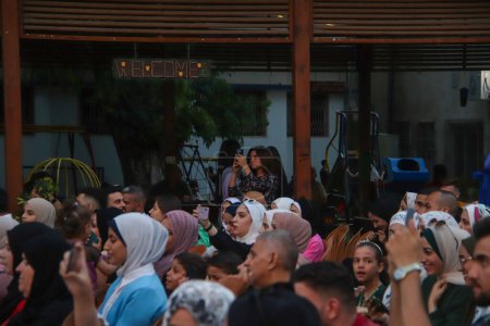 Foto de (NUEVO) Palestinos participan en una celebración musical. 17 de septiembre de 2023, Gaza, Palestina: Palestinos participan en una celebración musical en la que un equipo del coro participa en el proyecto de liderazgo juvenil implementado por Save the Future You - Imagen libre de derechos