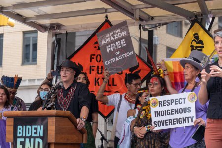 Foto de 17 de septiembre de 2023 - Nueva York, Estados Unidos: Pueblos indígenas hablan en una manifestación al final de la Marcha para Acabar con los Combustibles Fósiles. Miles marchan en Nueva York para exigir que Biden ponga fin a los combustibles fósiles; en medio de la ONU Cumbre sobre el clima. - Imagen libre de derechos