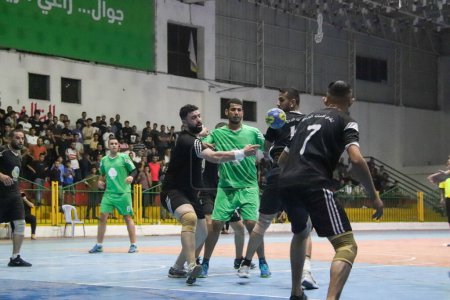 Téléchargez les photos : Finale de la Coupe de Palestine de Handball 2023 : Al Bureij vs Al Salah. 17 septembre 2023 Gaza, Palestine : Des joueurs palestiniens participent au match final de la Coupe de Palestine de handball 2023 entre Al Bureij Club Services (en uniforme noir) contre Al Salah - en image libre de droit