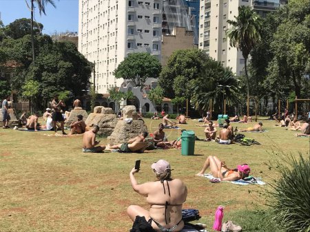 Photo for Sao Paulo (SP), Brazil 09/17/2023 - CLIMATE/WEATHER/SP - Temperature in the city of Sao Paulo broke a record on Sunday (17), thermometers reached 38 degrees taking people to parks and leisure areas - Royalty Free Image