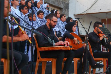 Téléchargez les photos : (NOUVEAU) Les Palestiniens participent à une célébration musicale. 17 septembre 2023, Gaza, Palestine : Des Palestiniens participent à une célébration musicale à laquelle une équipe de choeurs participe au projet de leadership des jeunes mis en œuvre par Save the Future You - en image libre de droit