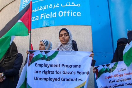 Téléchargez les photos : Des diplômés palestiniens participent à la recherche d'un emploi à l'Agence des Nations Unies. 19 septembre 2023 Gaza, Palestine : Des diplômés palestiniens participent à une quête d'emploi à l'Agence des Nations Unies pour les secours et les réfugiés UNR - en image libre de droit