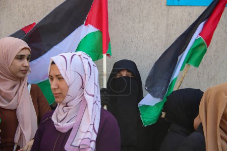 Téléchargez les photos : Des diplômés palestiniens participent à la recherche d'un emploi à l'Agence des Nations Unies. 19 septembre 2023 Gaza, Palestine : Des diplômés palestiniens participent à une quête d'emploi à l'Agence des Nations Unies pour les secours et les réfugiés UNR - en image libre de droit