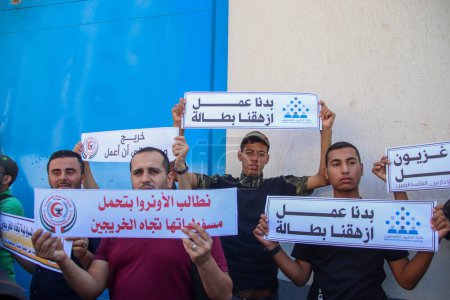 Foto de Graduados palestinos participan en una búsqueda para reclamar un trabajo en la Agencia de las Naciones Unidas. 19 de septiembre de 2023 Gaza, Palestina: Los graduados palestinos participan en una búsqueda para reclamar un trabajo en la Agencia de las Naciones Unidas para los Refugiados y Socorro UNR - Imagen libre de derechos