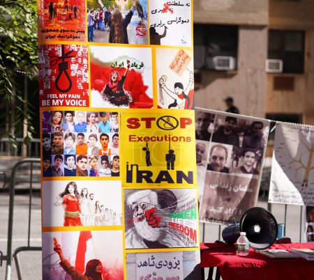 Téléchargez les photos : (NOUVEAU) 78e Assemblée générale des Nations Unies à New York. 19 septembre 2023, New York, États-Unis : Les partisans du Conseil national de résistance de l'Iran se rassemblent en face des Nations Unies où le président iranien Ebrahim Raisi doit prendre la parole - en image libre de droit