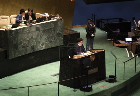 Téléchargez les photos : Le président iranien Ebrahim Raisi prend la parole à la 78e Assemblée générale des Nations Unies à New York. 19 septembre 2023, New York, États-Unis : Le Président de l'Iran, Ebrahim Raisi, prend la parole à la 78e session de l'Assemblée générale des Nations Unies à New York. - en image libre de droit