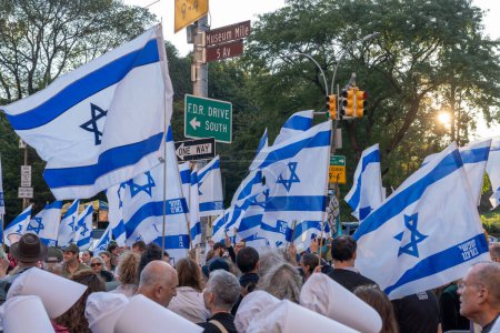 Foto de Expatriados israelíes y judíos estadounidenses protestan durante la visita del Primer Ministro Netanyahu a la ONU. 19 de septiembre de 2023, Nueva York, Nueva York, Estados Unidos: Expatriados israelíes y judíos estadounidenses con pancartas y banderas israelíes frente al Museo Metropolitano de Arte - Imagen libre de derechos