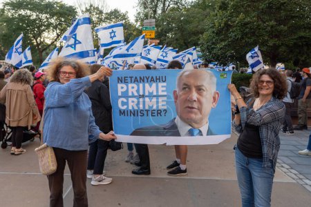 Foto de Expatriados israelíes y judíos estadounidenses protestan durante la visita del Primer Ministro Netanyahu a la ONU. 19 de septiembre de 2023, Nueva York, Nueva York, Estados Unidos: Manifestantes sostienen un cartel del Primer Ministro de Netanyahu o del Crimen en un mitin frente al Museo Metropolitano - Imagen libre de derechos