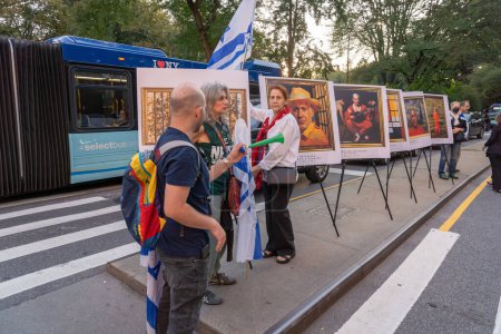 Foto de Expatriados israelíes y judíos estadounidenses protestan durante la visita del Primer Ministro Netanyahu a la ONU. 19 de septiembre de 2023, Nueva York, Nueva York, EE. UU.: Una exposición de parodia de obras de arte con Netanyahu como prisionero visto en una manifestación frente al Museo Metropolitano de Arte - Imagen libre de derechos