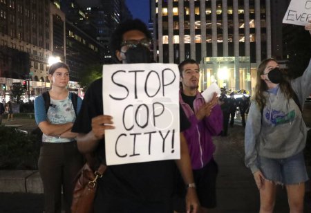 Téléchargez les photos : Arrêtez Cop City protestation contre Georgias gouverneur Brian Kemp. 20 septembre 2023, New York, USA : Des manifestants se sont rassemblés devant le Plaza Hotel à New York - en image libre de droit
