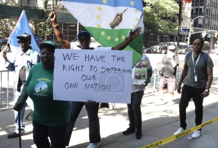 Téléchargez les photos : Nigérians protestant et exigeant une nation Yoruba séparée devant l'ONU. 20 septembre 2023, New York, États-Unis : Des Nigérians ; une tribu Yoruba, vêtue d'habits Yoruba, protestent et réclament un pays séparé appelé Yoruba land - en image libre de droit