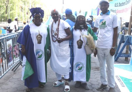 Foto de Nigerianos protestando y exigiendo una nación yoruba separada frente a la ONU. 20 de septiembre de 2023, Nueva York, Estados Unidos: Algunos nigerianos; la tribu Yoruba, vestida con atuendos Yoruba, están protestando y exigiendo que se llame tierra Yoruba a un país separado - Imagen libre de derechos