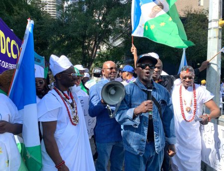 Photo for Nigerians protesting and demanding a separate Yoruba Nation in front of UN. September 20, 2023, New York, USA: Some Nigerians; Yoruba tribe, dressed in Yoruba attires, are protesting and demanding a separate country to be called Yoruba land - Royalty Free Image