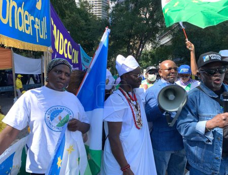 Téléchargez les photos : Nigérians protestant et exigeant une nation Yoruba séparée devant l'ONU. 20 septembre 2023, New York, États-Unis : Des Nigérians ; une tribu Yoruba, vêtue d'habits Yoruba, protestent et réclament un pays séparé appelé Yoruba land - en image libre de droit