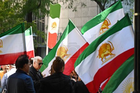 Téléchargez les photos : Des manifestants iraniens se rassemblent devant le siège de l'ONU. 19 septembre 2023, New York, USA : Ces manifestants se sont rassemblés pour protester contre l'Iran pour le meurtre et la torture de milliers de citoyens iraniens depuis un soulèvement il y a un an en 2022 - en image libre de droit