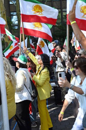 Foto de Manifestantes iraníes se reúnen frente a la sede de la ONU. 19 de septiembre de 2023, Nueva York, Estados Unidos: Estos manifestantes se reunieron para protestar contra Irán por el asesinato y tortura de miles de ciudadanos iraníes desde un levantamiento hace un año en 2022 - Imagen libre de derechos