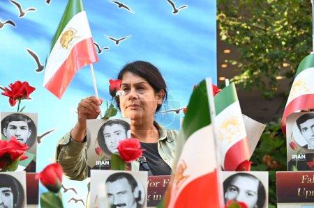 Foto de Manifestantes iraníes se reúnen frente a la sede de la ONU. 19 de septiembre de 2023, Nueva York, Estados Unidos: Estos manifestantes se reunieron para protestar contra Irán por el asesinato y tortura de miles de ciudadanos iraníes desde un levantamiento hace un año en 2022 - Imagen libre de derechos