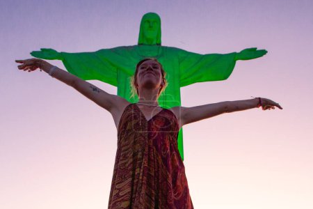 Téléchargez les photos : Rio de Janeiro (RJ), Brésil 21 / 09 / 2023 - Mouvement touristique au Christ Rédempteur dans la ville de Rio de Janeiro dans l'après-midi de ce mercredi (20). Où la projection de septembre vert a eu lieu - en image libre de droit