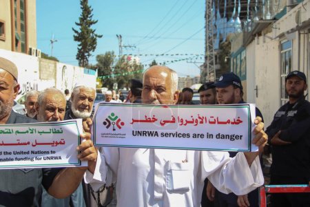 Téléchargez les photos : Conférence de presse du Comité mixte pour les réfugiés UNRWA à Gaza. 21 septembre 2023, Gaza, Palestine : Des Palestiniens participent à la conférence de presse du Comité mixte pour les réfugiés devant l'Office de secours et de travaux des Nations Unies - en image libre de droit