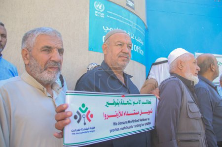 Téléchargez les photos : Conférence de presse du Comité mixte pour les réfugiés UNRWA à Gaza. 21 septembre 2023, Gaza, Palestine : Des Palestiniens participent à la conférence de presse du Comité mixte pour les réfugiés devant l'Office de secours et de travaux des Nations Unies - en image libre de droit
