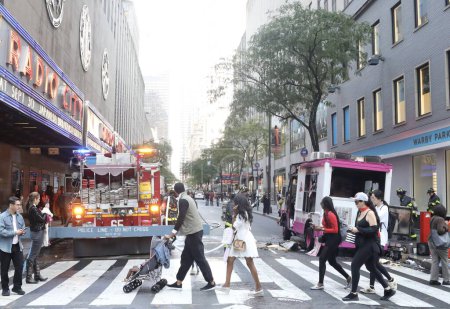 Foto de Helado Van en llamas. 21 de septiembre de 2023, Nueva York, Estados Unidos: Una furgoneta de helados estacionada junto al Radio City Music Hall en la calle 50 con la Sexta Avenida estaba en llamas y con un daño total. - Imagen libre de derechos