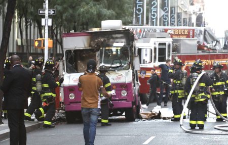 Foto de Helado Van en llamas. 21 de septiembre de 2023, Nueva York, Estados Unidos: Una furgoneta de helados estacionada junto al Radio City Music Hall en la calle 50 con la Sexta Avenida estaba en llamas y con un daño total. - Imagen libre de derechos