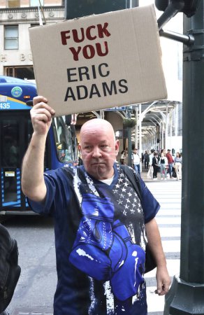 Foto de Protesta contra el alcalde de Nueva York, Adams, sobre migrantes ilegales. 21 de septiembre de 2023, Nueva York, Estados Unidos: Pocas personas, con la presencia del activista estadounidense Curtis Sliwa (de rojo), se reunieron para protestar contra el alcalde de la ciudad de Nueva York, Eric Adams - Imagen libre de derechos