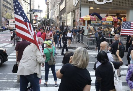 Téléchargez les photos : Manifestation contre le maire de New York, Adams sur les migrants illégaux. 21 septembre 2023, New York, USA : Peu de gens, avec la présence de l'activiste américain Curtis Sliwa (en rouge), se sont rassemblés pour protester contre le maire de New York, Eric Adams - en image libre de droit