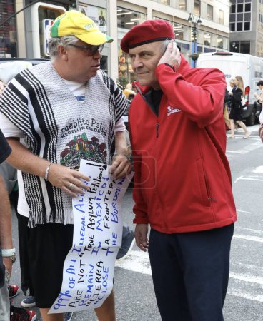 Téléchargez les photos : Manifestation contre le maire de New York, Adams sur les migrants illégaux. 21 septembre 2023, New York, USA : Peu de gens, avec la présence de l'activiste américain Curtis Sliwa (en rouge), se sont rassemblés pour protester contre le maire de New York, Eric Adams - en image libre de droit