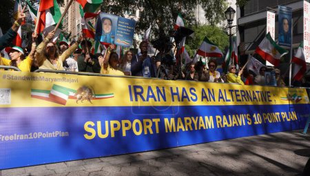 Foto de Rally de Nueva York por el Irán Libre. 19 de septiembre de 2023, Nueva York, Estados Unidos: Los iraníes se reunieron en Protest Village frente a la sede de la ONU para participar en el mitin de Nueva York por el Irán Libre - Imagen libre de derechos