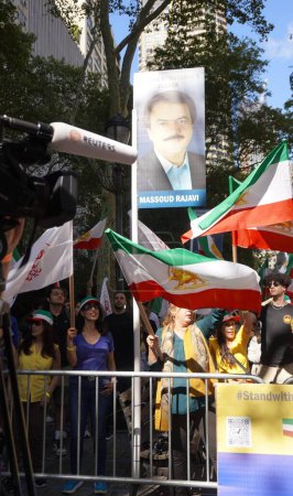 Foto de Rally de Nueva York por el Irán Libre. 19 de septiembre de 2023, Nueva York, Estados Unidos: Los iraníes se reunieron en Protest Village frente a la sede de la ONU para participar en el mitin de Nueva York por el Irán Libre - Imagen libre de derechos