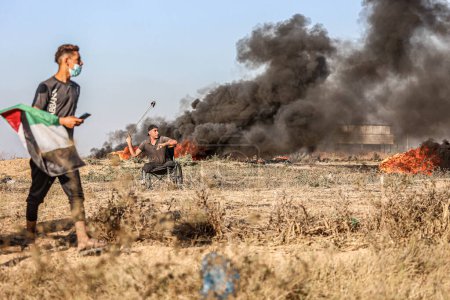 Téléchargez les photos : Les manifestants palestiniens brûlent des pneus lors d'une manifestation contre les attaques répétées contre les cours de la mosquée Al-Aqsa. 22 septembre 2023. Gaza, Palestine: - en image libre de droit