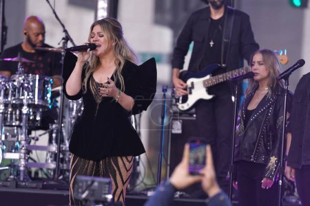 Photo for Kelly Clarkson Performed live on the Today Show. September 22, 2023, New York, USA: Kelly Clarkson, the renowned American singer and performer delivered an electrifying live performance on the Today Show stage at Rockefeller Plaza - Royalty Free Image