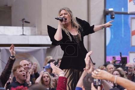 Foto de Kelly Clarkson Actuó en vivo en el Today Show. 22 de septiembre de 2023, Nueva York, Estados Unidos: Kelly Clarkson, la renombrada cantante e intérprete estadounidense, ofreció una electrizante actuación en vivo en el escenario Today Show en Rockefeller Plaza - Imagen libre de derechos