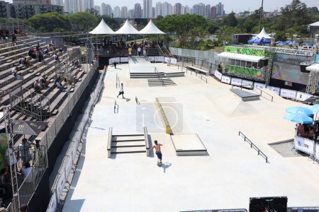 Foto de Sao Paulo (SP), Brasil 22 / 09 / 2023 La competición continúa en las categorías de Parque y Calle, con gran calor, este viernes (22 / 09), ahora en Sao Paulo, que alberga el circuito de patinaje brasileño - Imagen libre de derechos