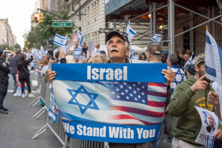 Foto de Expatriados israelíes y judíos estadounidenses protestan durante la visita del Primer Ministro Netanyahu a la ONU. 21 de septiembre de 2023, Nueva York, Nueva York, Estados Unidos: Un hombre sostiene un Israel que apoyamos Firma en una protesta frente al primer ministro Benjamin Netanyah - Imagen libre de derechos