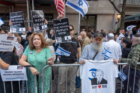 Téléchargez les photos : Des expatriés israéliens et des juifs américains manifestent lors de la visite du Premier ministre Netanyahu aux Nations Unies. 21 septembre 2023, New York, New York, États-Unis : Des gens portant des drapeaux et des signes israéliens pour soutenir les votes israéliens et le Premier ministre Netanyahu - en image libre de droit